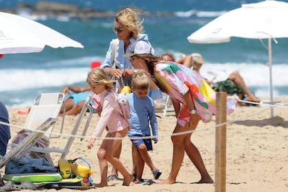 La mujer del futbolista, su mamá Mercedes y dos de sus hijos –Luz y César-, se preparan para una tarde a puro juego.