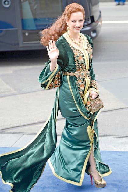 La mujer del rey Mohamed VI de Marruecos, la princesa Lalla Salma, llevó un caftán de terciopelo verde bordado con hilos de oro y un cinturón joya con esmeraldas. 