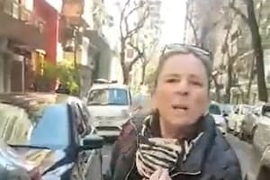 Las Cañitas: una mujer estacionó en una parada de colectivos y denigró a un encargado de edificios que le marcó su error