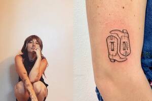 La mujer dominó una técnica que permite mezclar la tinta del tatuaje con cenizas