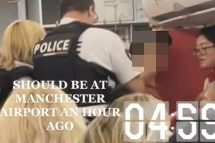 La mujer (en la foto, amordazada) supuestamente tenía explosivos a bordo con ella