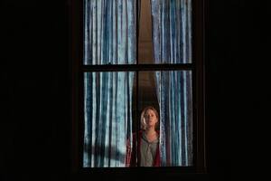 Netflix: La mujer en la ventana tiene una historia más complicada que su ficción