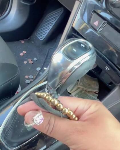 La mujer encontró un anillo en el vehículo