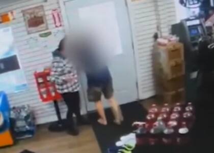 La mujer entró a la gasolinera y aseguró por dentro las puertas