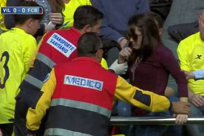 La mujer es asistida por el cuerpo médico del estadio