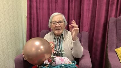 La mujer es fanática de la cerveza, aunque también aconsejó no casarse