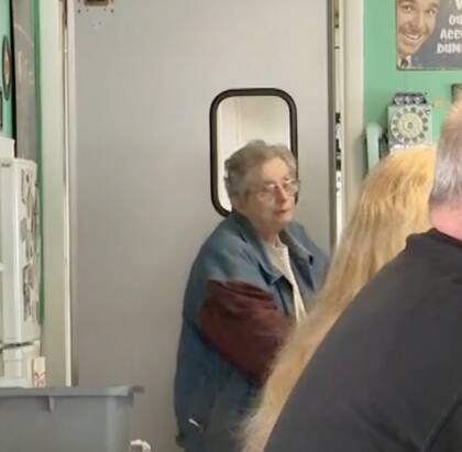 La mujer es una de las trabajadoras más aplicadas del restaurante