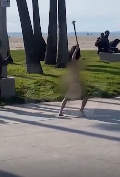 La mujer estaba completamente desnuda durante la pelea