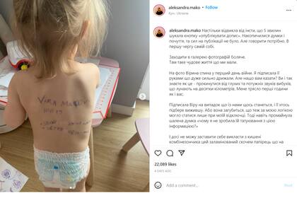 La mujer explicó que después pensó que lo ideal era escribirle la información de contacto a su hija en la espalda