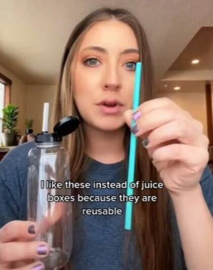 La mujer explicó que podían usarse con sorbetes flexibles y comunes (Crédito: TikTok/@menzennial)