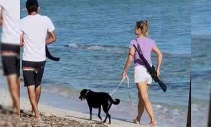 La mujer extranjera caminando por la playa con un rifle (Foto: captura de pantalla)