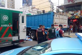 Un camión atropelló y mató a una mujer que cruzaba la calle