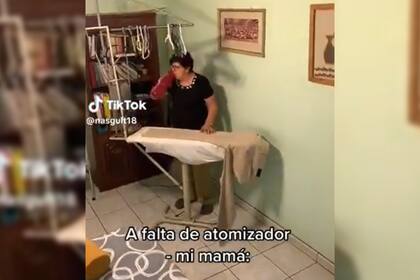 La mujer fue captada por su hija al momento que realizaba la tarea hogareña (Captura video)
