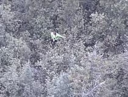 La mujer fue encontrada con un helicóptero.