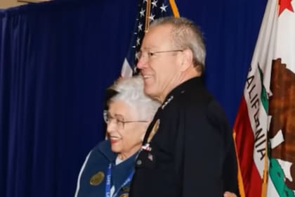 La mujer fue reconocida como la mejor voluntaria del año del Departamento de Policía de Los Angeles (Foto: Captura / NBC)