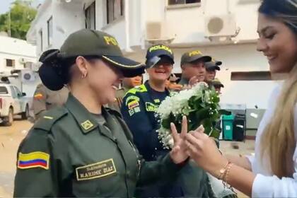 La mujer fue sorprendida por su novia (Captura video)