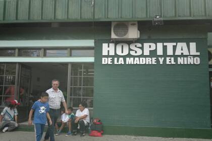 La mujer fue trasladada finalmente al hospital de la Madre y el Niño de la capital formoseña, donde le realizaron la cesárea y donde explicaron que el bebé llevaba sin vida 48 horas