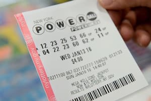 Revisaba unos documentos y encontró un ticket perdido de la lotería con un premio de miles de dólares