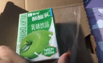 La mujer gastó US$1500 en un iPhone pero recibió un yogur de manzana.