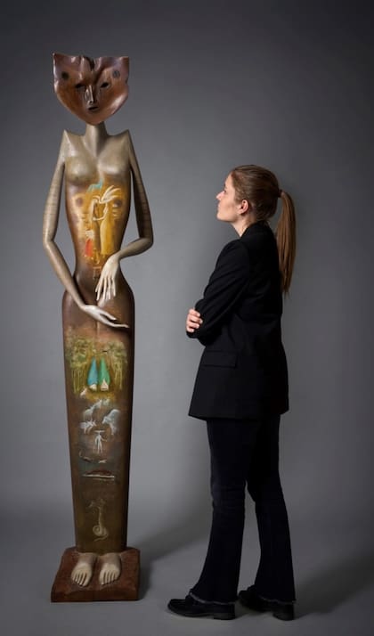 "La mujer Gato" mide más de dos metros de alto