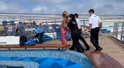 La mujer gritaba "Alicia" mientras los guardias la ayudan a subir un tramo de escaleras y salir de la terraza de la pileta (Crédito: Fox 8)