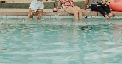 La mujer habló con sus amigas sobre su matrimonio mientras estaban en la piscina