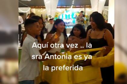 La mujer heladera causó furor (Captura video)