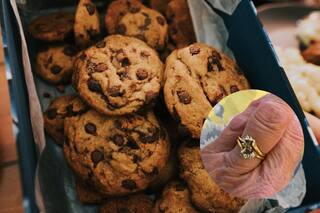 Perdió un diamante de 4000 dólares dentro de unas galletas y le pide a sus clientes que lo busquen