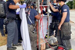 La mujer ingresó en tres oportunidades a desagües de la ciudad; los socorristas debieron rescatarla por la fuerza