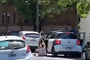 Se colgó de la puerta de su auto para que no se lo roben y, tras una persecución cinematográfica, lo recuperaron