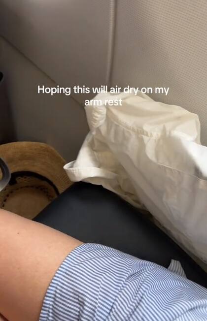 La mujer intentó secar su ropa con el aire acondicionado del avión