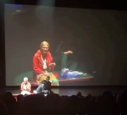 La mujer involucrada quedó atónita después de ver como el hombre golpeaba al mago