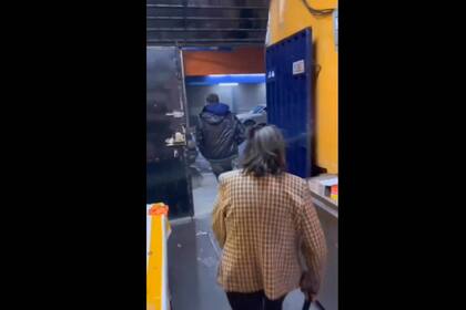 La mujer le pegó con un cinto a su hijo para que dejara el lugar (Captura video)