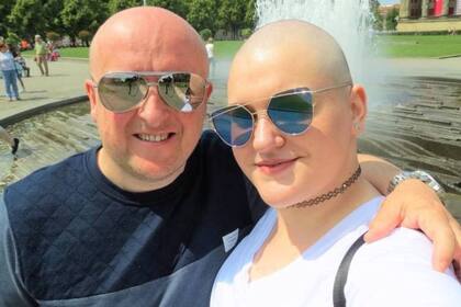 La mujer llegó a afeitarse la cabeza para sostener su mentira