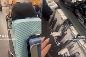 La mujer mostró cómo llegó el piano después del vuelo internacional