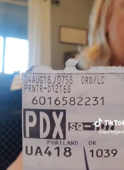 La mujer mostró la etiqueta que todavía colgaba de la maleta con la fecha de su viaje