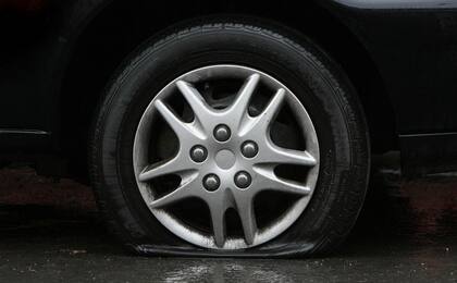 La mujer no había notado que tenía una goma trasera pinchada