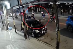 La mujer policía fue interceptada mientras circulaba con su moto