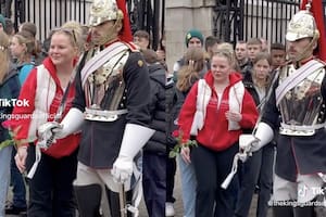 Tocó a un guardia real frente al Palacio de Buckingham y su reacción la dejó en shock