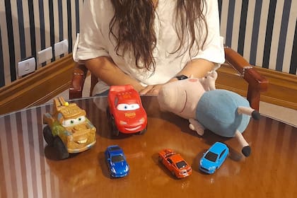 La mujer que denunció que el padre de su hijo abusó sexualmente de él, con los juguetes del niño