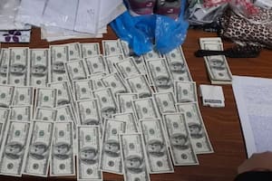 Una mujer encontró más de 16.000 dólares en la calle y se los entregó a la Policía