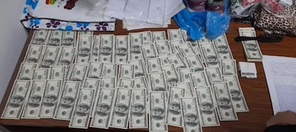 La mujer que encontró el bolso con 161 billetes de 100 dólares se acercó hasta la Comisaría de la Mujer y lo entregó 
