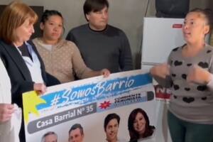 La mujer que habla en Instagram cuenta que a través de un programa estatal recibió una heladera, pero también una pechera, una bandera y un cartel del Frente de Todos