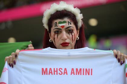 La mujer que protestó con una camiseta con el nombre de Mahsa Amini había sido desplazada del estadio durante el primer partido de Irán en la Copa del Mundo