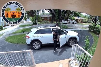 La mujer que robo los paquetes en Miami Springs quedó filmada por la cámara de seguridad de la propiedad