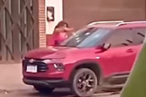 Estalló de furia en plena calle: sacó un martillo de la cartera y destrozó la camioneta de su expareja