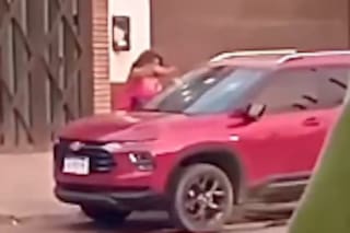 Estalló de furia en plena calle: sacó un martillo de la cartera y destrozó la camioneta de su expareja