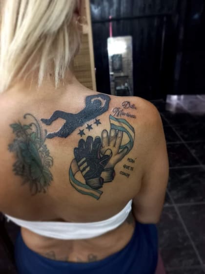 La mujer que se tatuó "Dibu Fernández" tapó el error (Foto: Twitter)