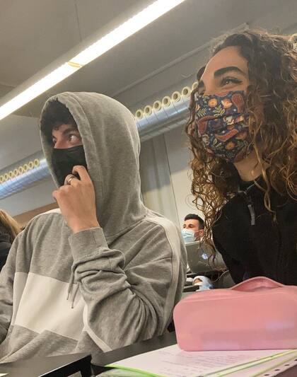 La mujer relató que el joven se sentó en la primera fila de la clase