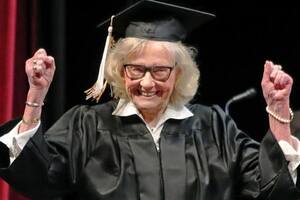 La abuelita de 84 años que se graduó de la universidad tras casi 7 décadas